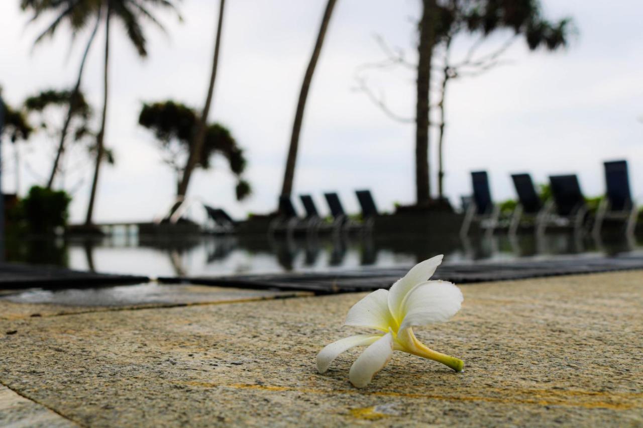 Earl'S Regent Negombo Hotel Exterior foto